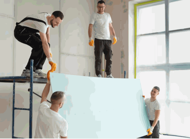 Vakman herstelt plafond